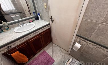 Casa en Alquiler de 2 Plantas: Amoblada, con Suite, Escritorio y Patio