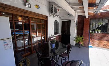 Casa en Alquiler de 2 Plantas: Amoblada, con Suite, Escritorio y Patio