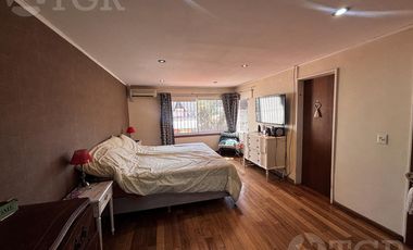 Casa en Alquiler de 2 Plantas: Amoblada, con Suite, Escritorio y Patio