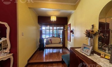 Casa en Alquiler de 2 Plantas: Amoblada, con Suite, Escritorio y Patio