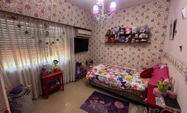 Casa en Alquiler de 2 Plantas: Amoblada, con Suite, Escritorio y Patio