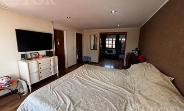 Casa en Alquiler de 2 Plantas: Amoblada, con Suite, Escritorio y Patio