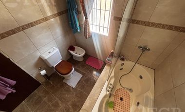 Casa en Alquiler de 2 Plantas: Amoblada, con Suite, Escritorio y Patio