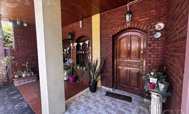 Casa en Alquiler de 2 Plantas: Amoblada, con Suite, Escritorio y Patio