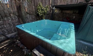 Casa en Alquiler de 2 Plantas: Amoblada, con Suite, Escritorio y Patio