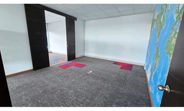 ARRIENDO OFICINA 160m2  SEMI-AMOBLADA ZONA FINANCIERA SANTA BARBARA