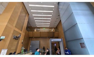 ARRIENDO OFICINA 160m2  SEMI-AMOBLADA ZONA FINANCIERA SANTA BARBARA