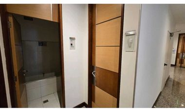 ARRIENDO OFICINA 160m2  SEMI-AMOBLADA ZONA FINANCIERA SANTA BARBARA