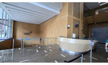 ARRIENDO OFICINA 160m2  SEMI-AMOBLADA ZONA FINANCIERA SANTA BARBARA