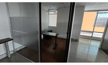 ARRIENDO OFICINA 160m2  SEMI-AMOBLADA ZONA FINANCIERA SANTA BARBARA