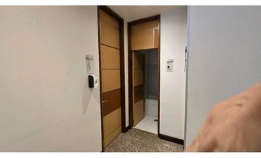 ARRIENDO OFICINA 160m2  SEMI-AMOBLADA ZONA FINANCIERA SANTA BARBARA