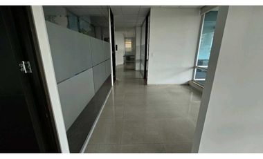 ARRIENDO OFICINA 160m2  SEMI-AMOBLADA ZONA FINANCIERA SANTA BARBARA