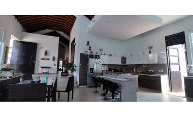 VENTA HERMOSISIMA CASA DENTRO DEL MEJOR CONDOMINIO DE CHINAUTA C/MARCA