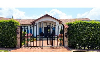 VENTA HERMOSISIMA CASA DENTRO DEL MEJOR CONDOMINIO DE CHINAUTA C/MARCA