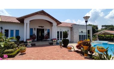 VENTA HERMOSISIMA CASA DENTRO DEL MEJOR CONDOMINIO DE CHINAUTA C/MARCA