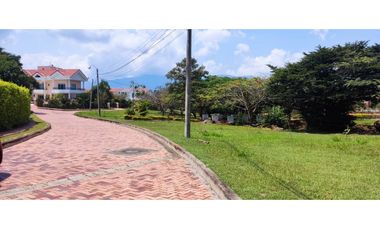 VENTA HERMOSISIMA CASA DENTRO DEL MEJOR CONDOMINIO DE CHINAUTA C/MARCA