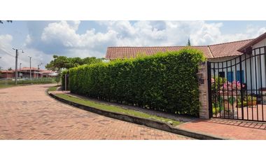 VENTA HERMOSISIMA CASA DENTRO DEL MEJOR CONDOMINIO DE CHINAUTA C/MARCA