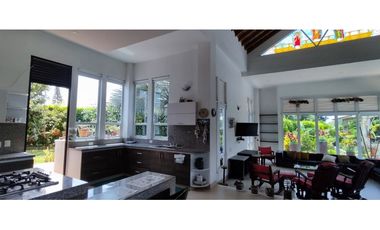 VENTA HERMOSISIMA CASA DENTRO DEL MEJOR CONDOMINIO DE CHINAUTA C/MARCA