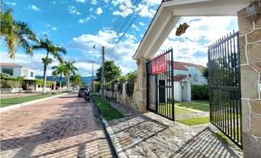 VENTA LINDA CASA DE UN PISO EN EL MEJOR CONDOMINIO DE CHINAUTA C/MARCA