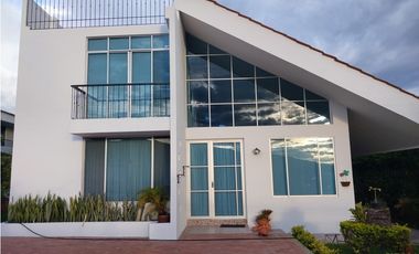 VENTA ESPECTACULAR CASA CAMPESTRE EN CHINAUTA CUNDINAMARCA