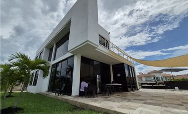 VENTA ESPECTACULAR CASA CAMPESTRE MODERNA EN CHINAUTA CUNDINAMARCA