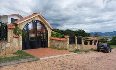 VENTA LINDISIMA CASA CAMPESTRE EN EL MEJOR CONDOMINIO DE CHINAUTA