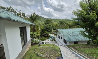 VENTA ESPECTACULAR CASA FINCA UBICADA  A 10 MINUTOS DE LA VEGA C/MARCA