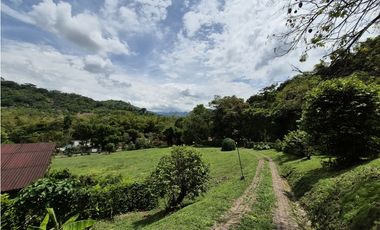 VENTA ESPECTACULAR CASA FINCA UBICADA  A 10 MINUTOS DE LA VEGA C/MARCA