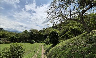 VENTA ESPECTACULAR CASA FINCA UBICADA  A 10 MINUTOS DE LA VEGA C/MARCA
