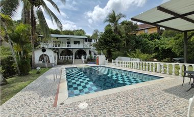 VENTA ESPECTACULAR CASA FINCA UBICADA  A 10 MINUTOS DE LA VEGA C/MARCA