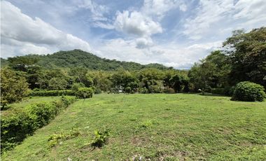 VENTA ESPECTACULAR CASA FINCA UBICADA  A 10 MINUTOS DE LA VEGA C/MARCA