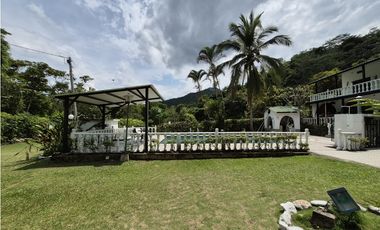 VENTA ESPECTACULAR CASA FINCA UBICADA  A 10 MINUTOS DE LA VEGA C/MARCA