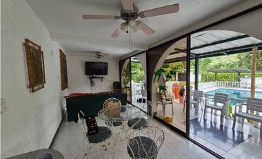 VENTA ESPECTACULAR CASA FINCA UBICADA  A 10 MINUTOS DE LA VEGA C/MARCA