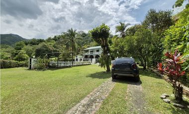 VENTA ESPECTACULAR CASA FINCA UBICADA  A 10 MINUTOS DE LA VEGA C/MARCA