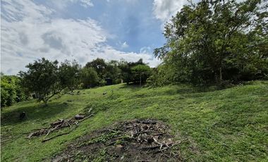 VENTA ESPECTACULAR CASA FINCA UBICADA  A 10 MINUTOS DE LA VEGA C/MARCA