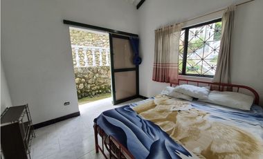 VENTA ESPECTACULAR CASA FINCA UBICADA  A 10 MINUTOS DE LA VEGA C/MARCA