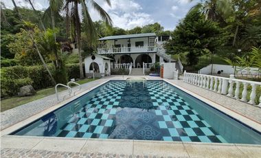 VENTA ESPECTACULAR CASA FINCA UBICADA  A 10 MINUTOS DE LA VEGA C/MARCA