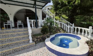 VENTA ESPECTACULAR CASA FINCA UBICADA  A 10 MINUTOS DE LA VEGA C/MARCA