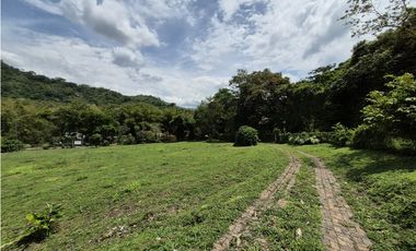 VENTA ESPECTACULAR CASA FINCA UBICADA  A 10 MINUTOS DE LA VEGA C/MARCA