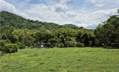 VENTA ESPECTACULAR CASA FINCA UBICADA  A 10 MINUTOS DE LA VEGA C/MARCA