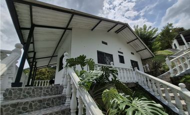 VENTA ESPECTACULAR CASA FINCA UBICADA  A 10 MINUTOS DE LA VEGA C/MARCA
