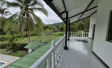 VENTA ESPECTACULAR CASA FINCA UBICADA  A 10 MINUTOS DE LA VEGA C/MARCA