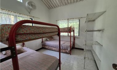 VENTA ESPECTACULAR CASA FINCA UBICADA  A 10 MINUTOS DE LA VEGA C/MARCA