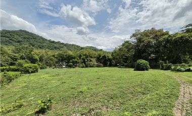 VENTA ESPECTACULAR CASA FINCA UBICADA  A 10 MINUTOS DE LA VEGA C/MARCA