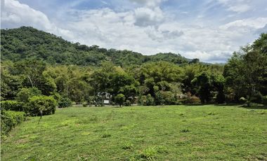 VENTA ESPECTACULAR CASA FINCA UBICADA  A 10 MINUTOS DE LA VEGA C/MARCA
