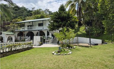 VENTA ESPECTACULAR CASA FINCA UBICADA  A 10 MINUTOS DE LA VEGA C/MARCA