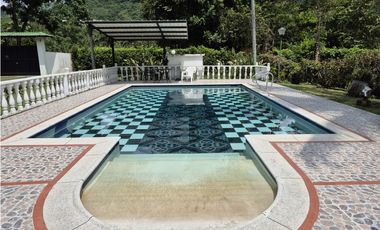 VENTA ESPECTACULAR CASA FINCA UBICADA  A 10 MINUTOS DE LA VEGA C/MARCA