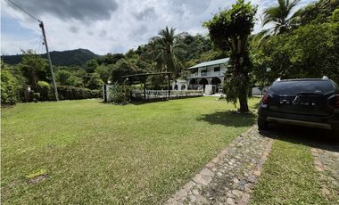 VENTA ESPECTACULAR CASA FINCA UBICADA  A 10 MINUTOS DE LA VEGA C/MARCA