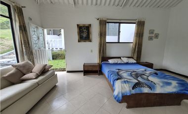 VENTA ESPECTACULAR CASA FINCA UBICADA  A 10 MINUTOS DE LA VEGA C/MARCA