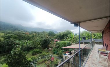 CASA CON LOTE EN COMBIA